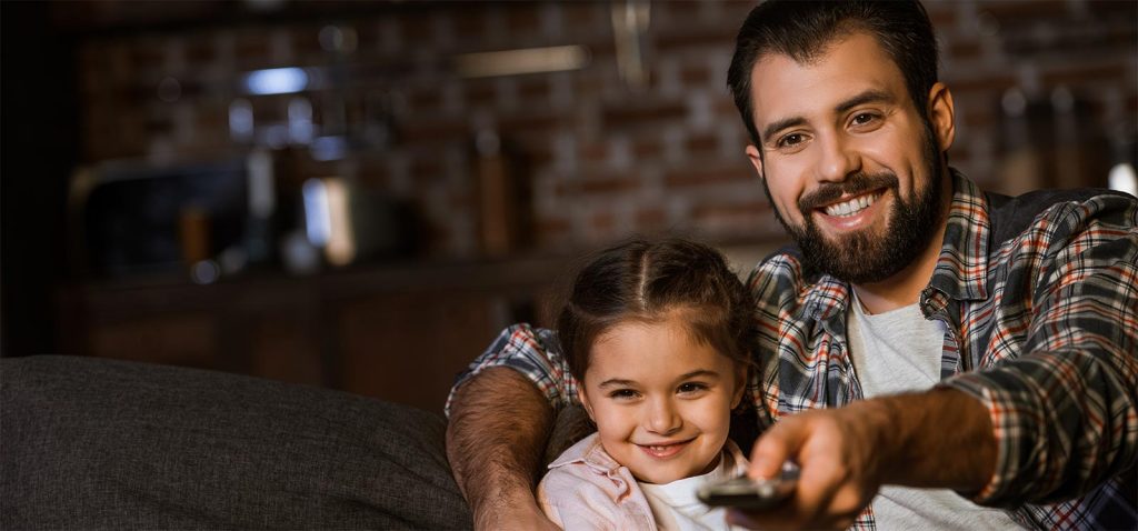 Padre e figlia guardano la TV