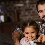 Padre e figlia guardano la TV