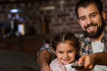 Padre e figlia guardano la TV