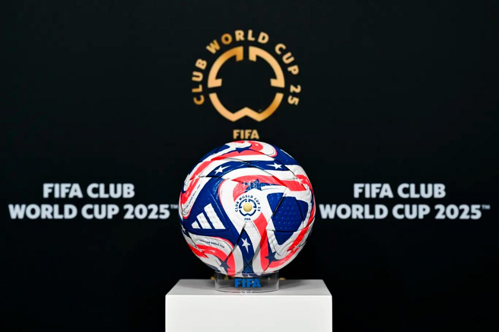 Il pallone della coppa del mondo per club