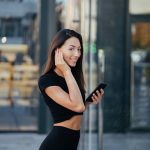 Ragazza con telefono e auricolari Bluetooth