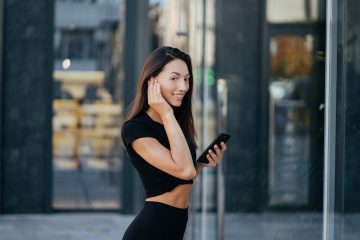 Ragazza con telefono e auricolari Bluetooth