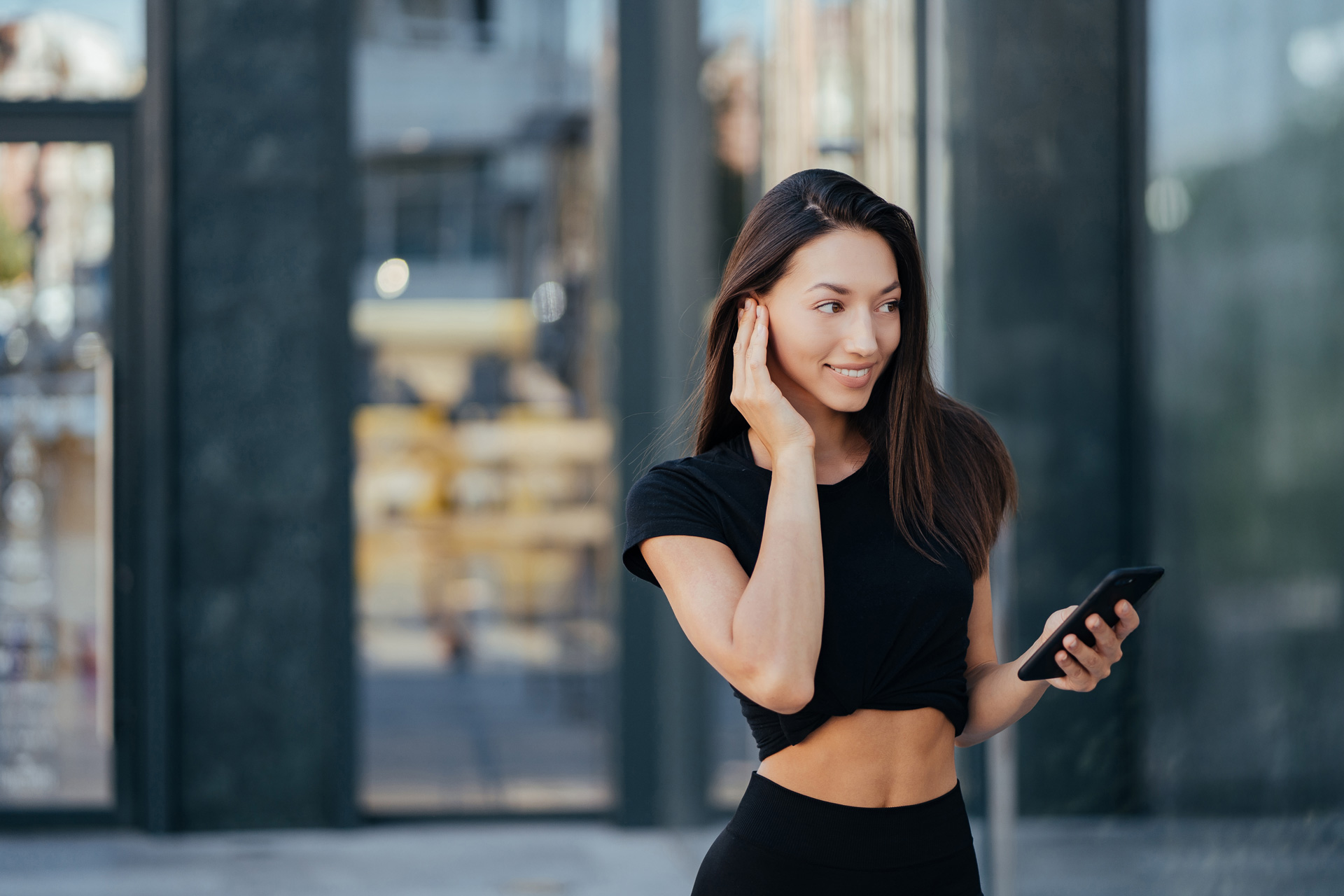 Ragazza con auricolari bluetooth